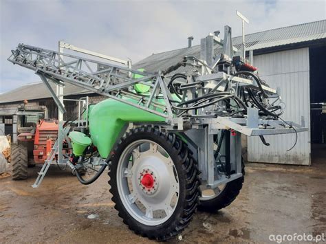 zdjęcie opryskiwacza polowego Tecnoma 1000l w akcji