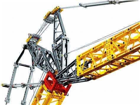 Zdjęcie prezentujące ogromny żuraw Liebherr LR 13000 w akcji na placu budowy.