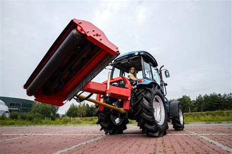 Schemat porównania szerokości roboczych kosiarek bijakowych w kontekście wydajności ciągnika