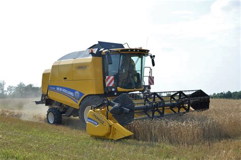 New Holland TC4.90 podczas pracy na polu