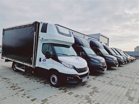 Zdjęcie prezentujące różne modele samochodów dostawczych wywrotek 4x4