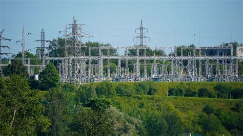 Plac budowy z widocznymi ograniczeniami przestrzennymi i liniami energetycznymi