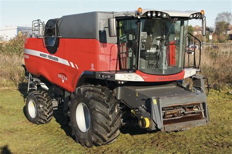 Zdjęcie hybrydowego kombajnu Massey Ferguson 9280 Delta podczas targów Agro Show