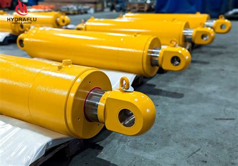 Zdjęcie cylindra hydraulicznego o dużym skoku zamontowanego w ładowarce Cyklop