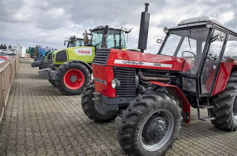 zdjęcie starszego, ale zadbanego ciągnika rolniczego