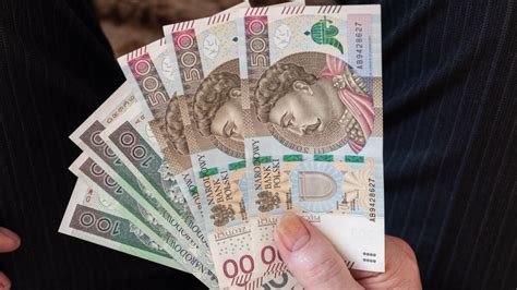 Infografika porównująca główne programy dotacyjne na zakup samochodu dla firm, wskazująca ich kluczowe parametry.