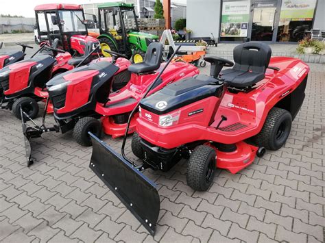 zdjęcie porównujące różne modele traktorków kosiarki