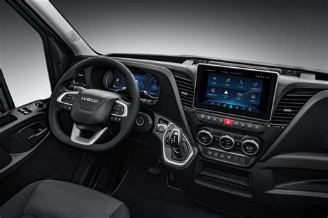 Zdjęcie wnętrza kabiny Iveco Daily z widocznym ekranem multimedialnym i ergonomicznymi fotelami