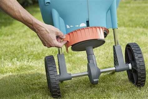 Zdjęcie siewnika Gardena XL z bliska, ukazujące koła, pojemnik i uchwyt.