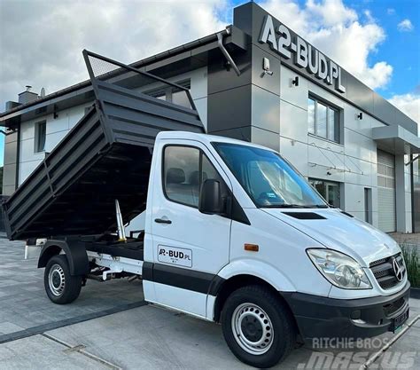 Zdjęcie przedstawiające różne modele Mercedes-Benz Sprinter w wersji wywrotki.