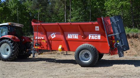 Czarny rozrzutnik obornika Metal-Fach Rotos N275 na polu