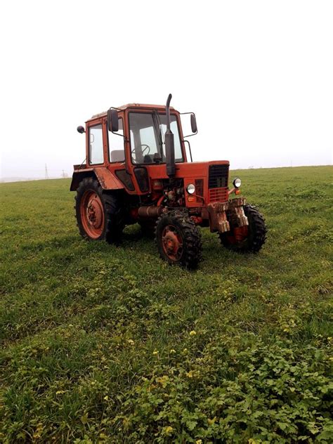 Odrestaurowany ciągnik MTZ-82 z 1990 roku, prezentujący się jak nowy
