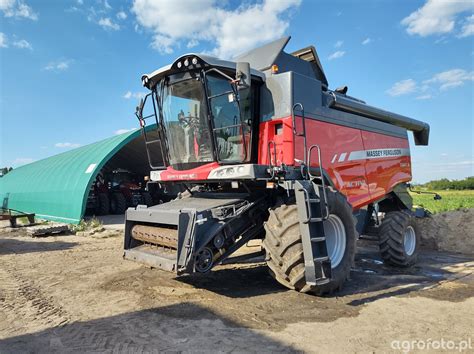 Zdjęcie kombajnu Massey Ferguson Activa 7345 S w akcji na polu