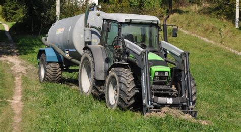 Ciągnik segmentu Micro podczas prac pielęgnacyjnych