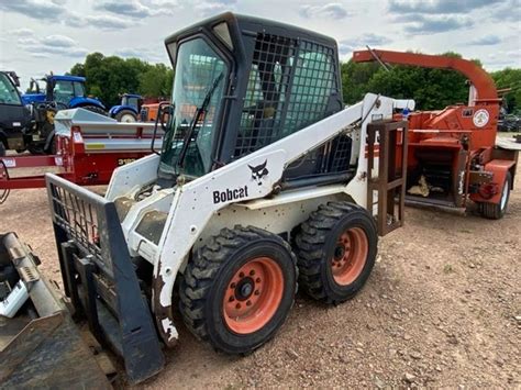 Ilustracja przedstawiająca miniładowarkę Bobcat S130 w akcji na placu budowy