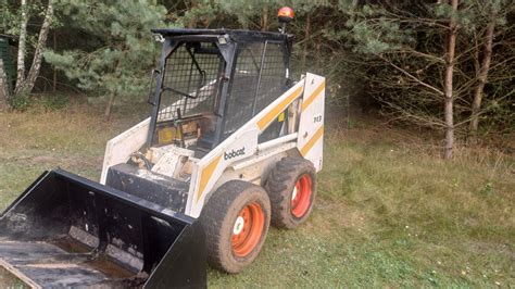 Zdjęcie historyczne przedstawiające pierwszą miniładowarkę Bobcat