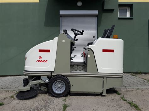 Zdjęcie zamiatarki COMAC CS 700 w trakcie pracy.