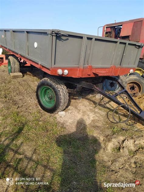 zdjęcie nowoczesnej 3-osiowej przyczepy wywrotki z widocznym zawieszeniem pneumatycznym
