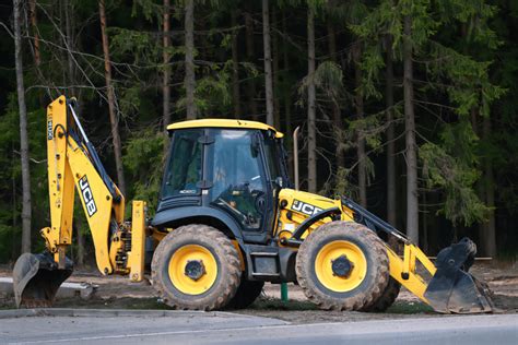 Porównanie modeli JCB 3CX i 4CX na placu budowy
