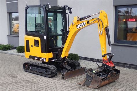 Minikoparka JCB 8014 wykonująca precyzyjne prace ziemne