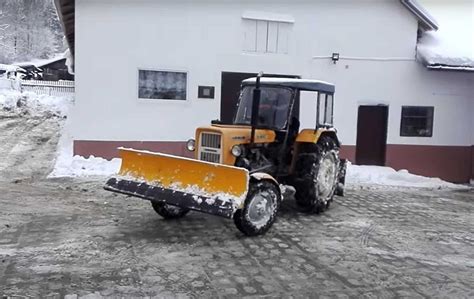 pług śnieżny zamontowany na ciągniku Ursus C-360