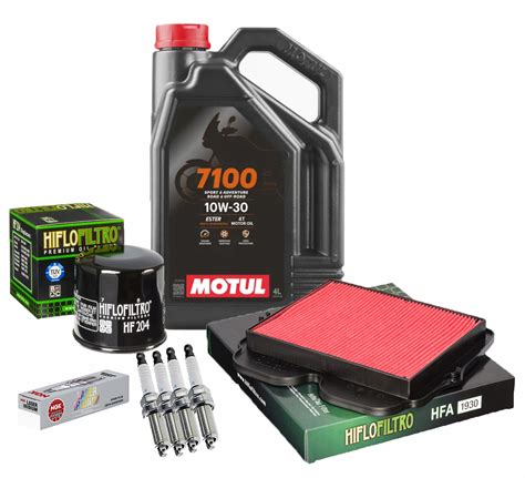 Zdjęcie przedstawiające zestaw podstawowych części eksploatacyjnych: filtry, świece, linki.