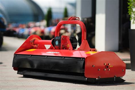 Infografika przedstawiająca najczęstsze problemy z traktorkami kosiarkami i sposoby ich rozwiązywania.