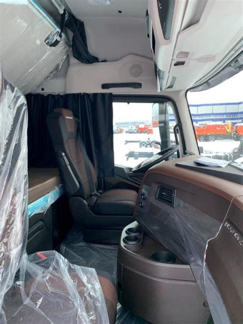 Widok wnętrza kabiny Kamaza 54901, podkreślający podobieństwo do Mercedesa Actrosa