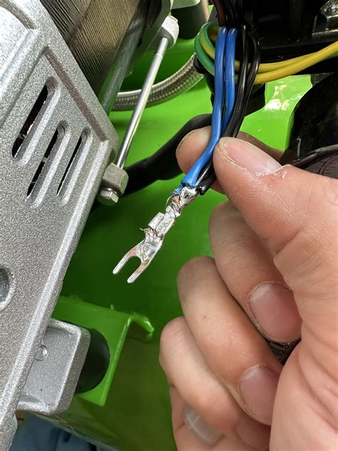 zbliżenie na zaśniedziałe złącze elektryczne w koparko-ładowarce