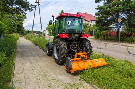 Kosiarka bijakowa SaMASZ PIKO w akcji na terenie zielonym