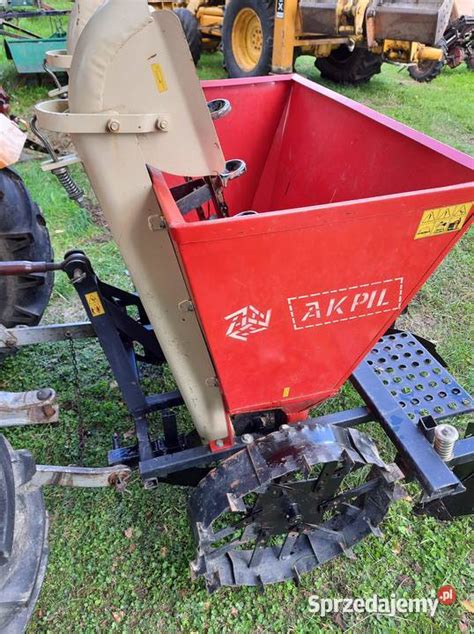 zdjęcie sadzarki do ziemniaków Akpil w akcji na polu