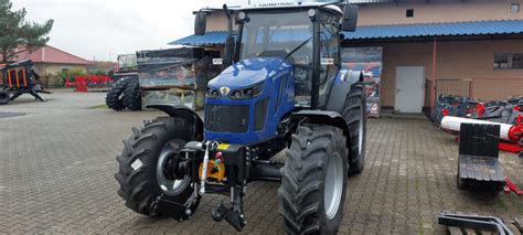 Zgromadzenie głównych modeli ciągników Farmtrac na tle polskiej wsi