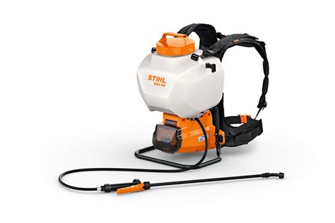 Zestawienie dwóch modeli opryskiwaczy plecakowych STIHL SGA 60 oraz SGA 85 w środowisku ogrodowym