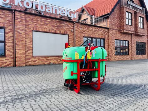 Zdjęcie przedstawiające różne typy opryskiwaczy Krukowiak: polowy i sadowniczy