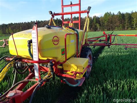 Zdjęcie poglądowe opryskiwacza zawieszanego typu Pilmet 310N na polu uprawnym