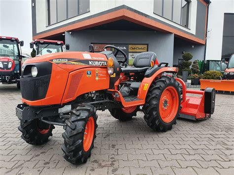 zdjęcie miniciągnika Kubota serii B2 z podniesioną kosiarką ramieniową