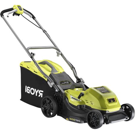 kosiarka elektryczna Ryobi w akcji, kosząca trawnik