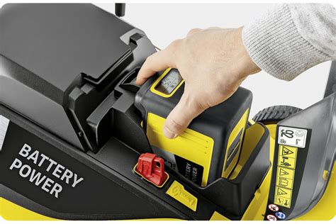 zdjęcie kosiarki akumulatorowej Gude 40V 2.6Ah w użyciu na zielonym trawniku