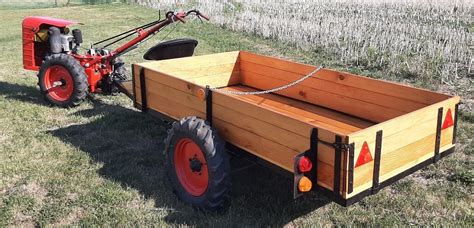 zdjęcie przedstawiające nowoczesny ciągnik jednoosiowy pracujący w ogrodzie