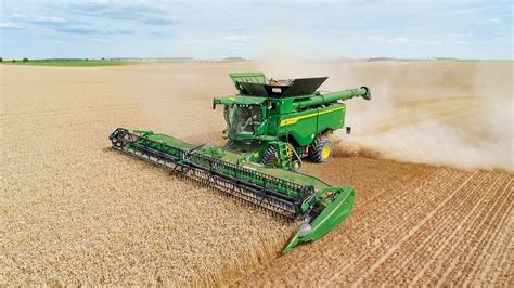 Tematyczne zdjęcie kombajnu John Deere S7 podczas pracy na polu