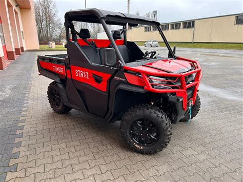 pojazd typu UTV z zabudowaną kabiną i platformą załadunkową