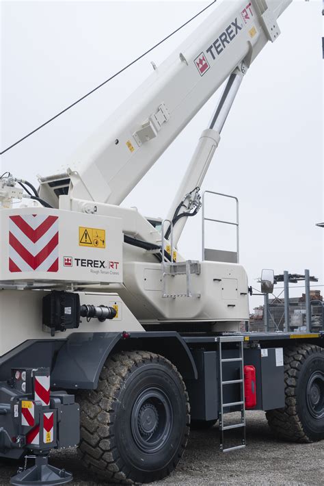 Thematic photo of a Terex machine with a focus on its drivetrain or front axle.