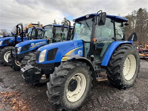 zdjęcie ciągnika New Holland T5050 w gospodarstwie rolnym podczas pracy