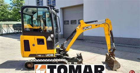 Minikoparka JCB 19C-1 w akcji, kopiąca w trudnym terenie
