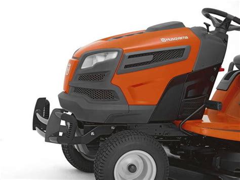 Zdjecie różnych modeli traktorów i riderów ogrodowych Husqvarna w zielonym ogrodzie