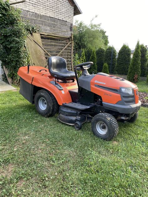 Traktor Husqvarna TC 138 w trakcie koszenia trawy