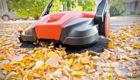 Zamiatarka ręczna Starmix Haaga 497 w akcji, pokazująca system szczotek i walców