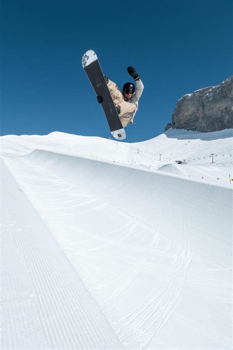 Ratrak budujący przeszkody w snowparku lub half-pipe