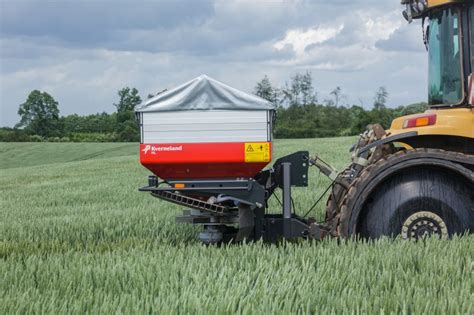 zdjęcie rozsiewacza Kverneland Exacta pracującego w polu