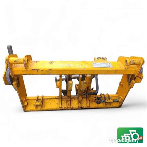 zestaw różnego osprzętu montowanego do JCB